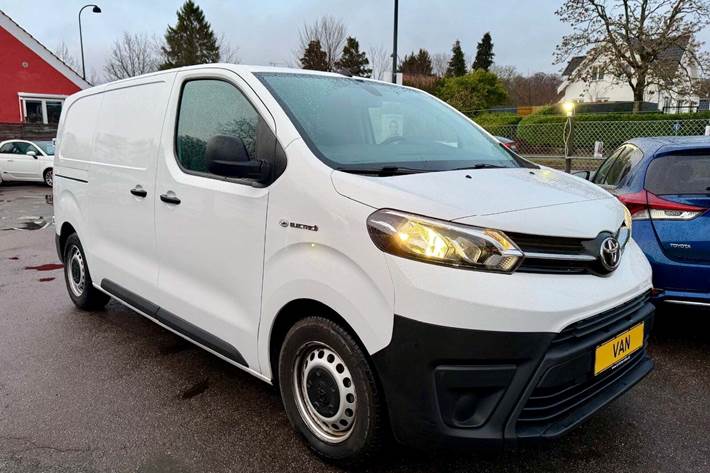 Hvid Toyota ProAce fra 2023