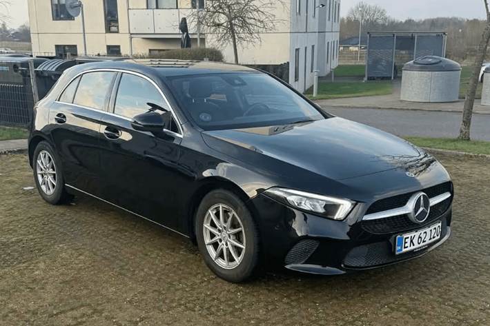 Sort Mercedes A200 fra 2020 set udefra