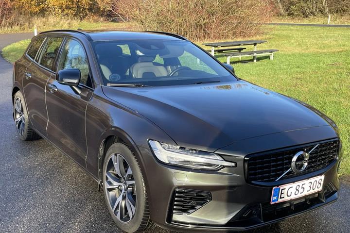 Grå Volvo V60 fra 2022 set udefra
