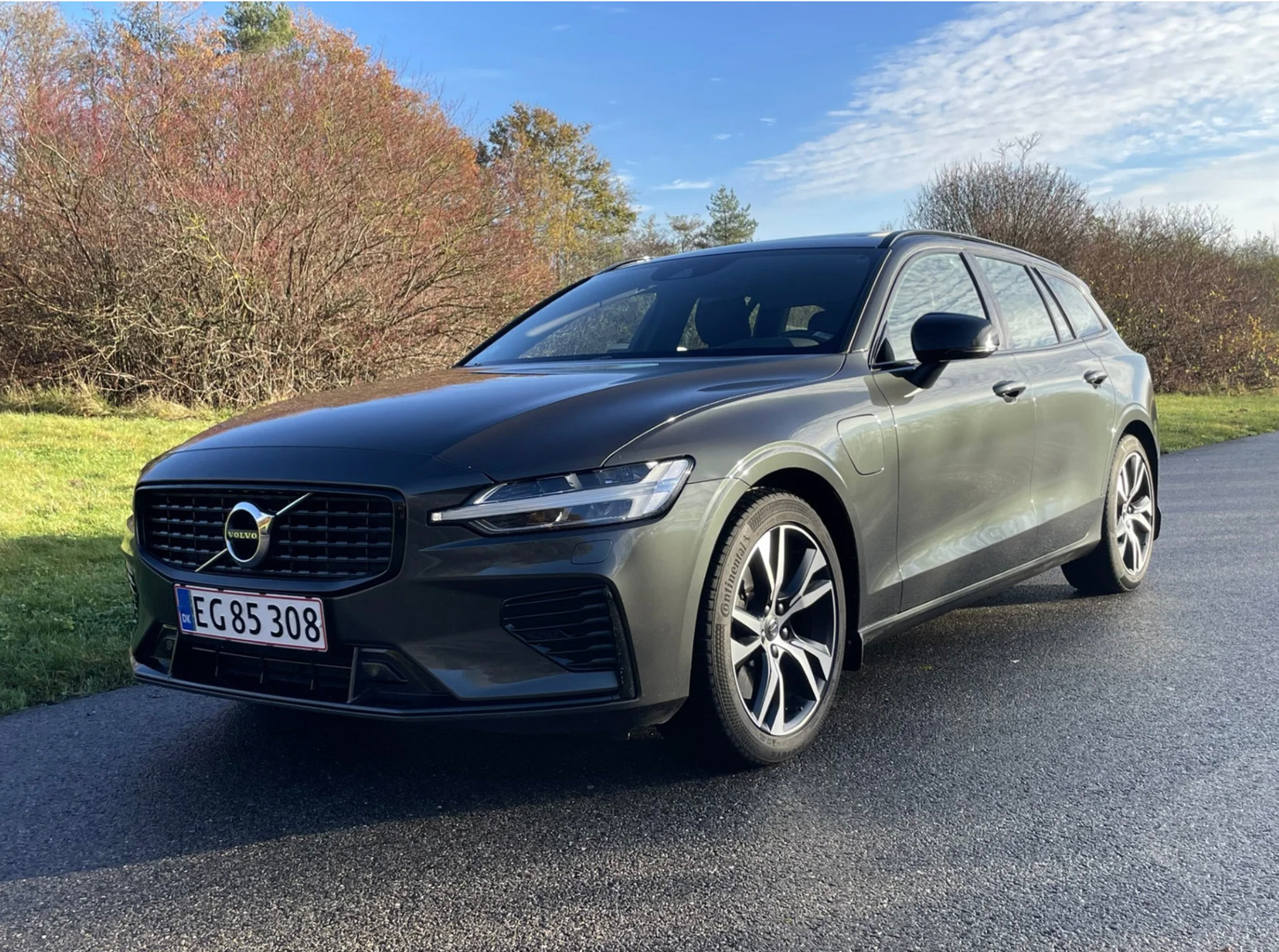 Grå Volvo V60 fra 2022