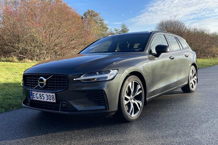 Grå Volvo V60 fra 2022