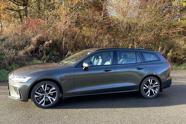 Grå Volvo V60 fra 2022