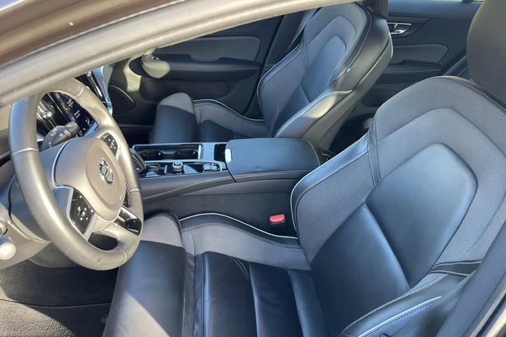 Grå Volvo V60 fra 2022
