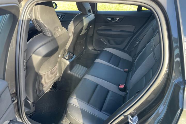 Grå Volvo V60 fra 2022