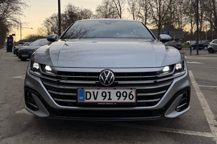 Grå VW Arteon fra 2022