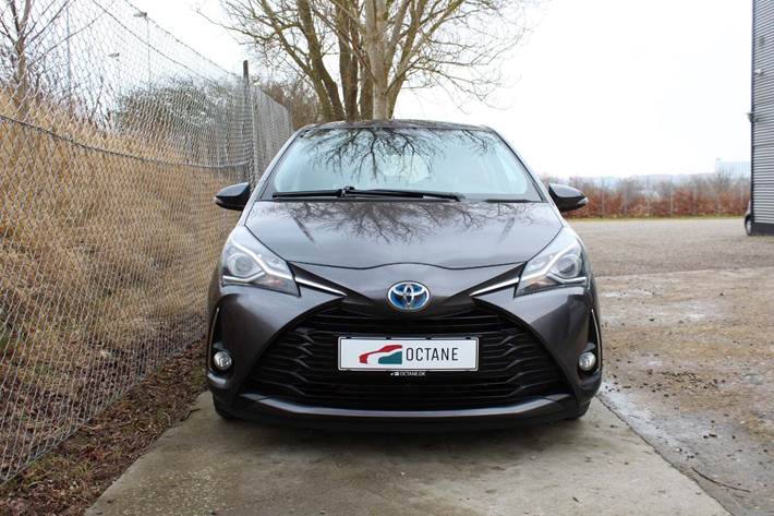 Grå Toyota Yaris fra 2017