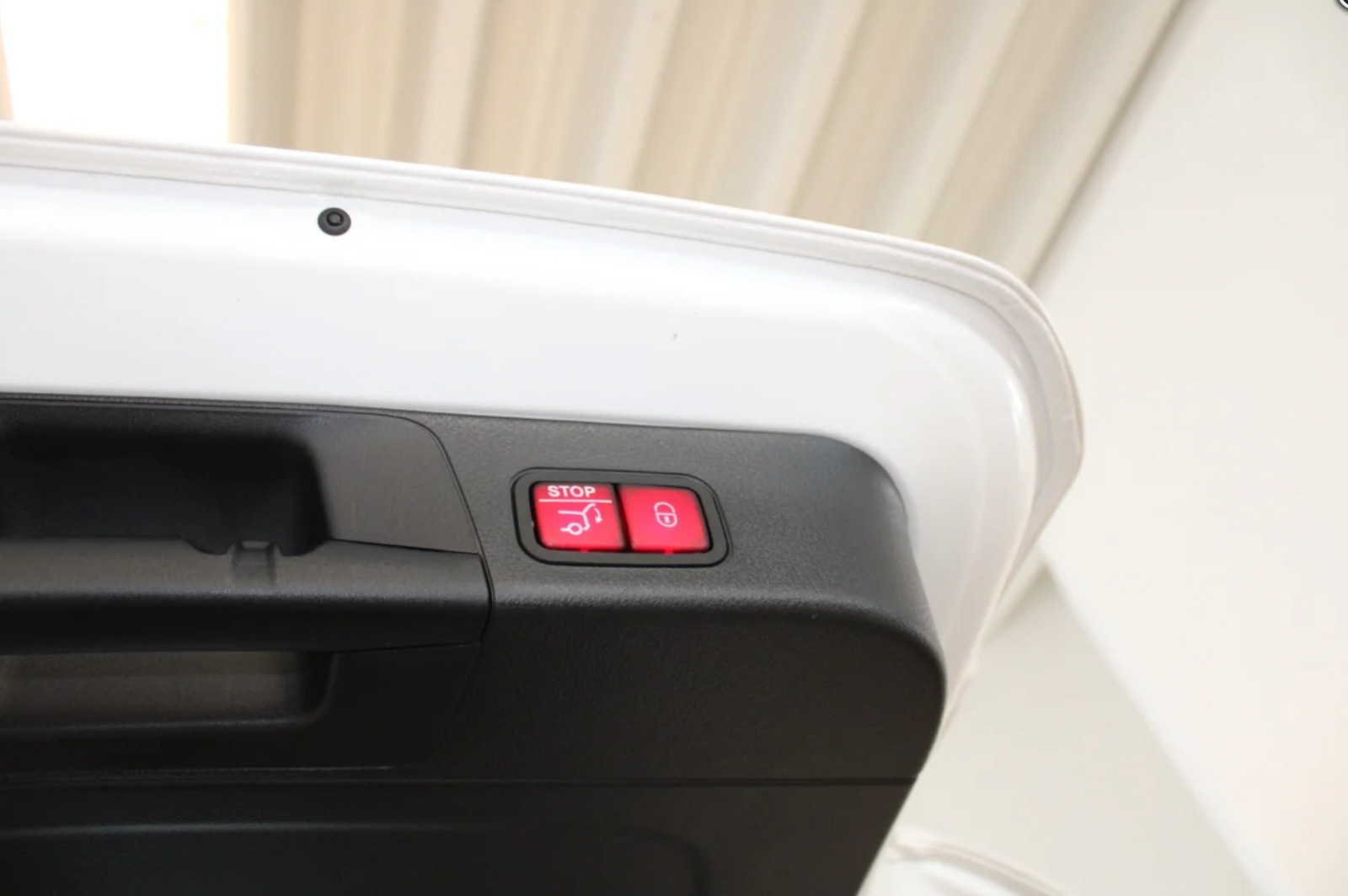 Hvid Mercedes EQB300 fra 2024