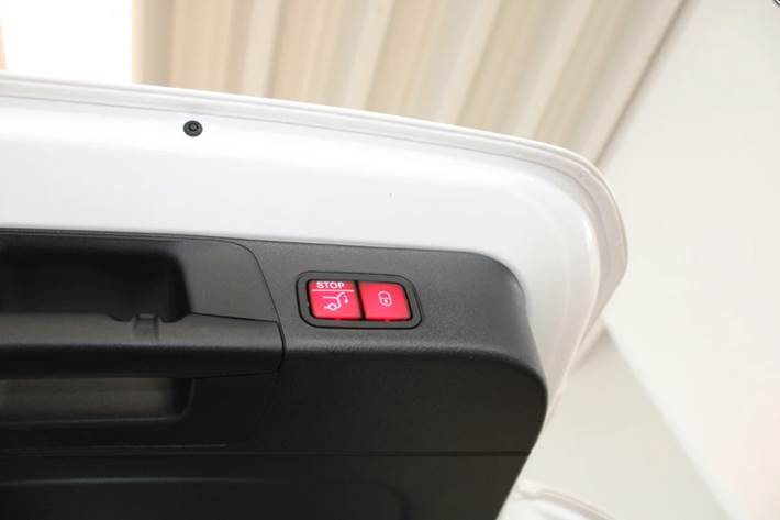 Hvid Mercedes EQB300 fra 2024