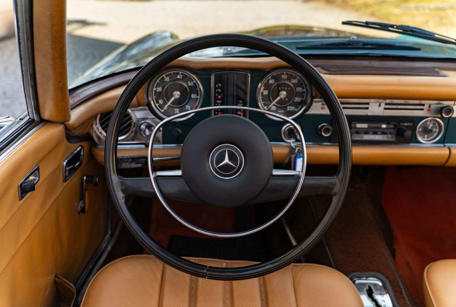 Grøn Mercedes 280 SL fra 1969