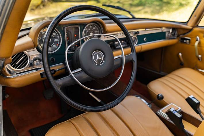 Grøn Mercedes 280 SL fra 1969