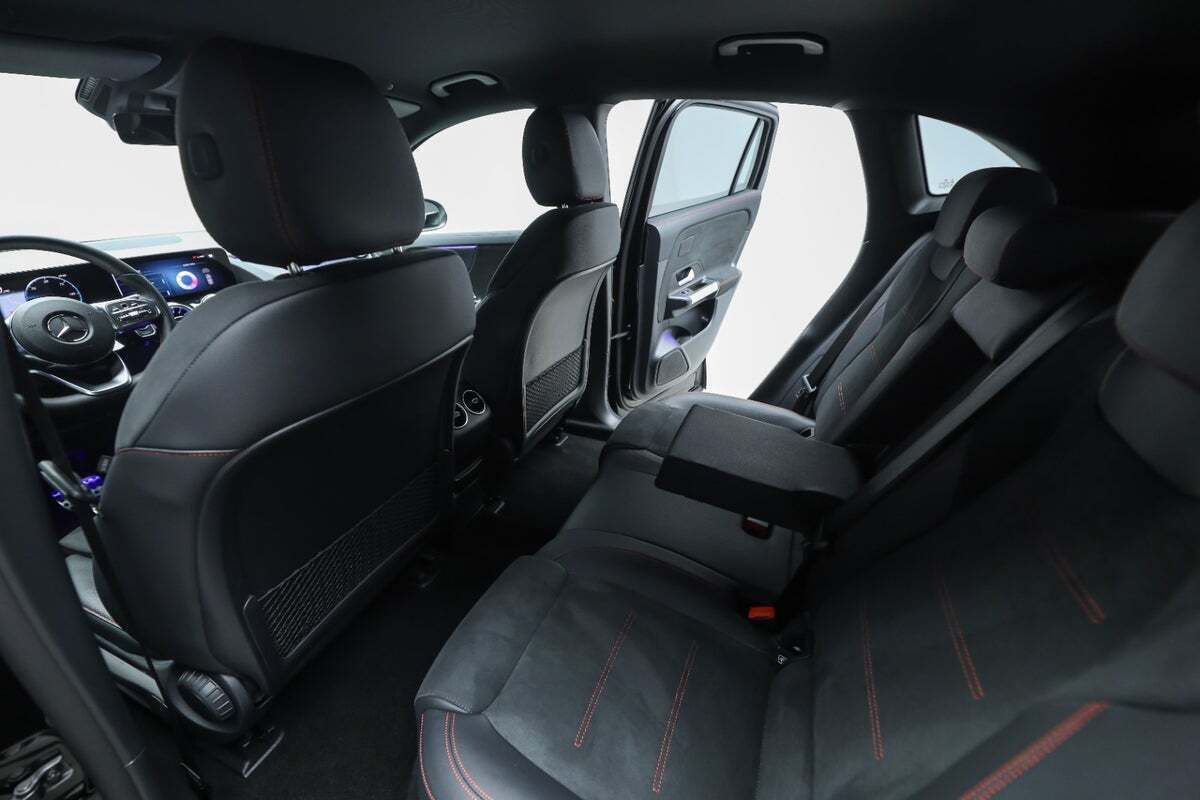 Grå Mercedes EQA fra 2023