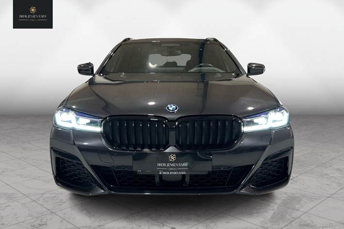 Grå BMW 530e fra 2022