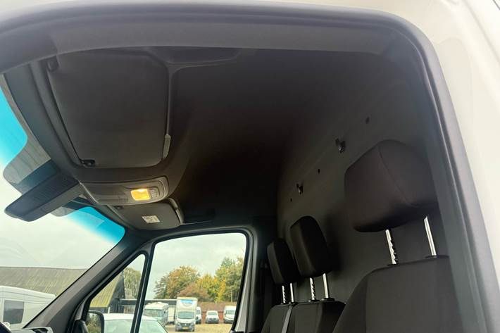 Hvid Mercedes Sprinter fra 2025