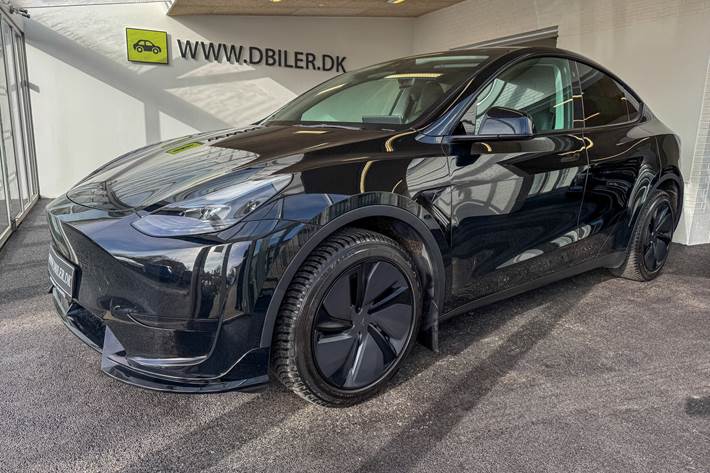 Sort Tesla Model Y fra 2023