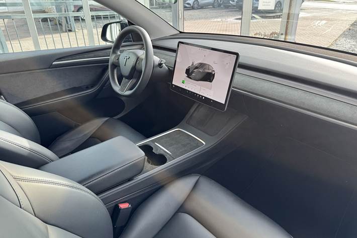 Sort Tesla Model Y fra 2023