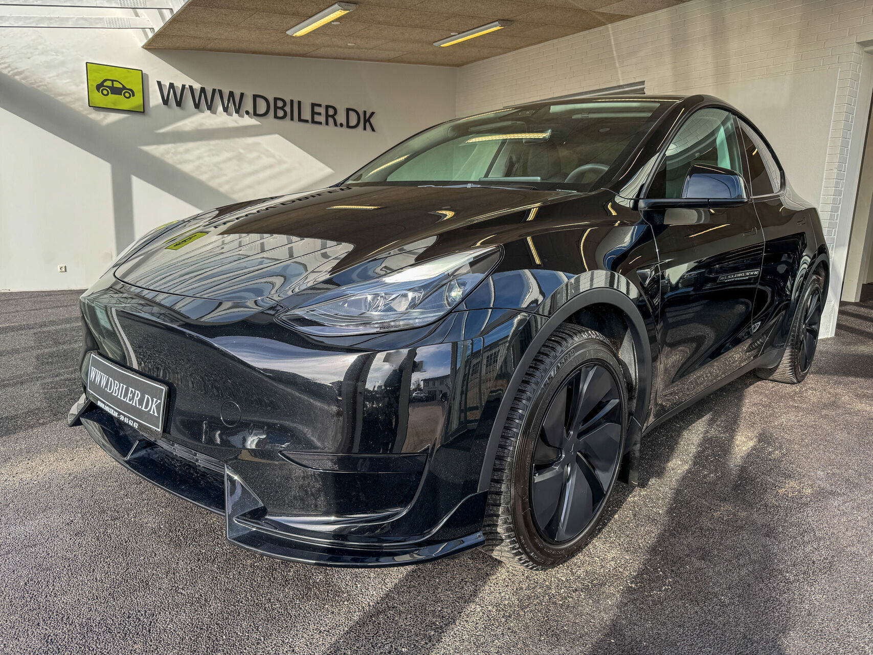 Sort Tesla Model Y fra 2023