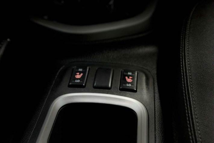 Grå Nissan Navara fra 2016