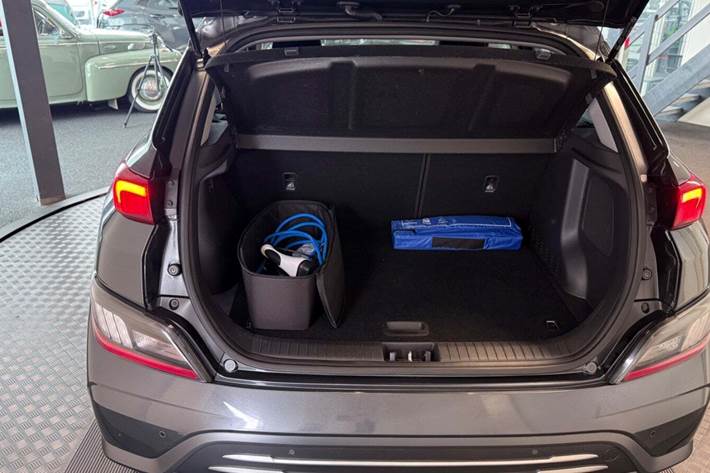 Grå Hyundai Kona fra 2021