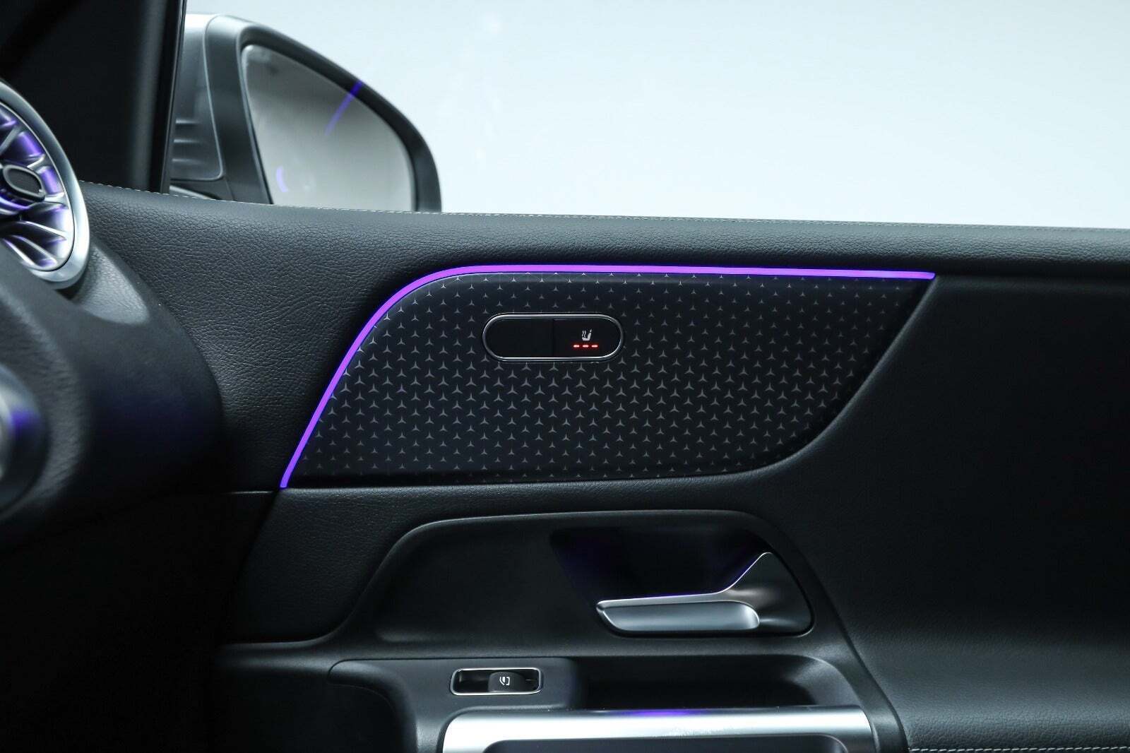 Grå Mercedes EQB250+ fra 2024