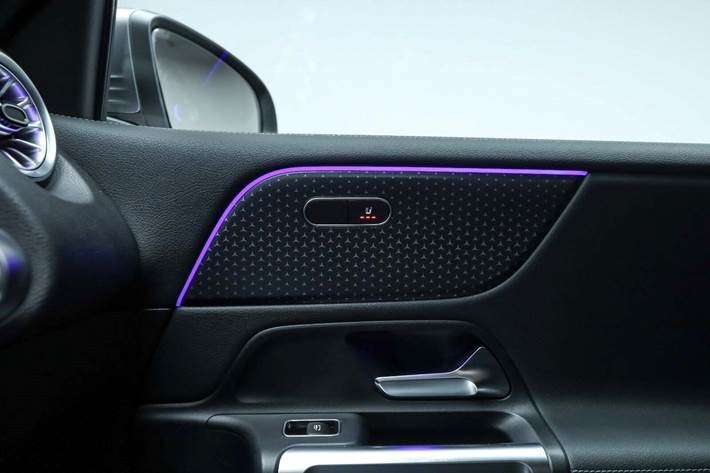 Grå Mercedes EQB250+ fra 2024