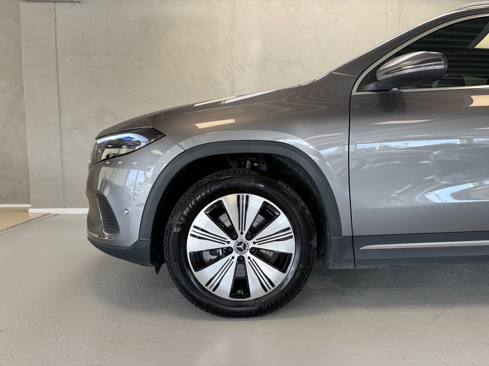 Grå Mercedes EQA 250 fra 2023