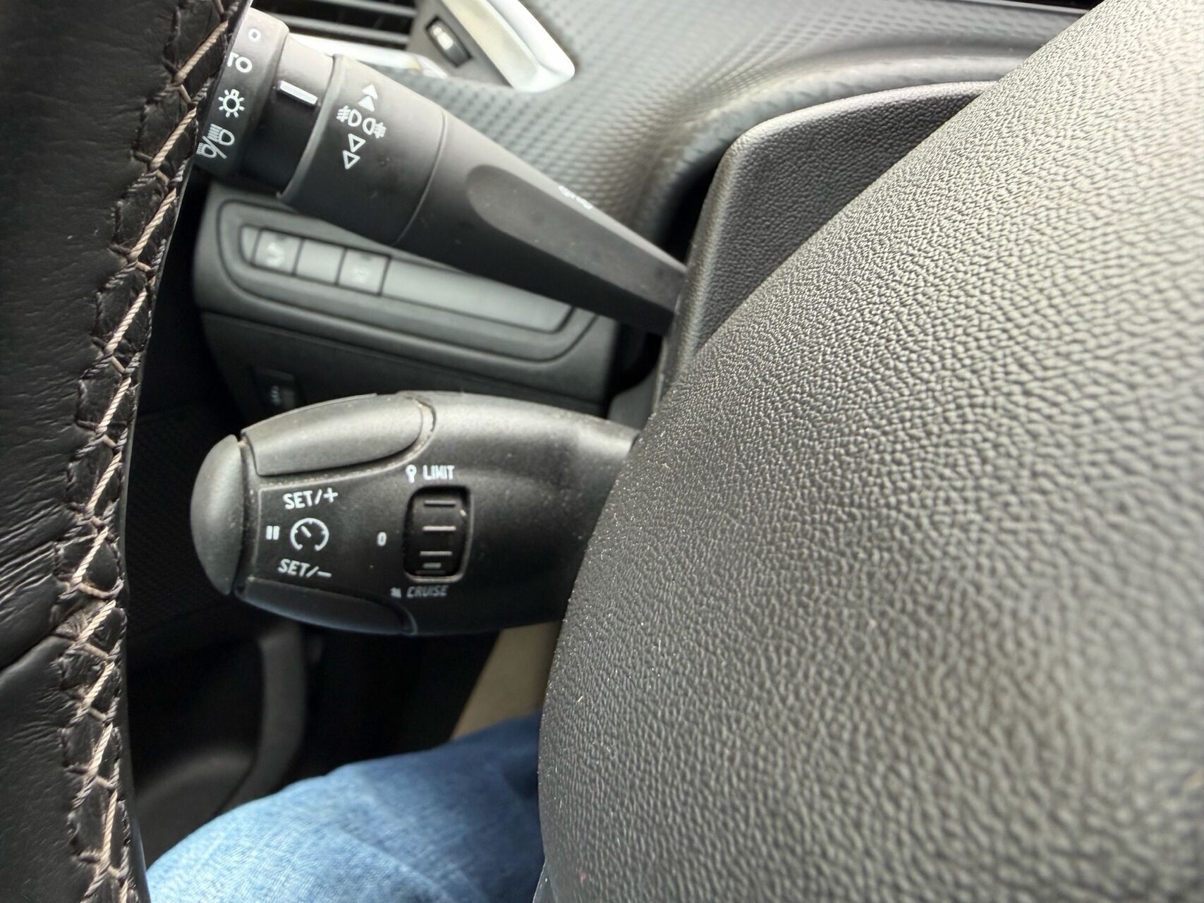 Grå Peugeot 2008 fra 2019