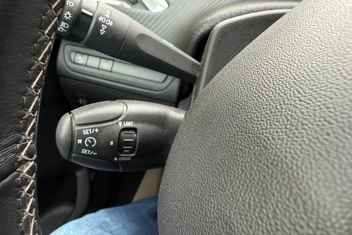 Grå Peugeot 2008 fra 2019