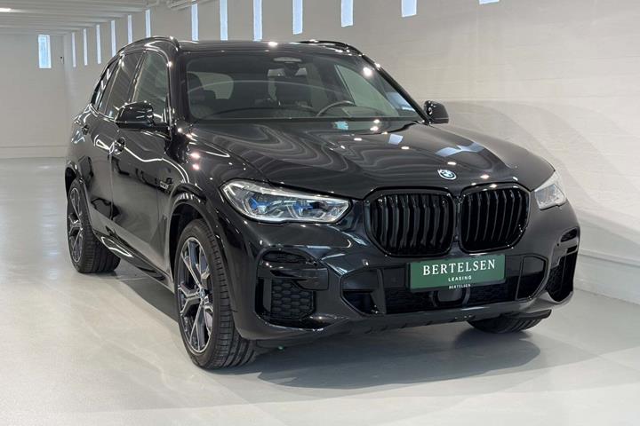 Sort BMW X5 fra 2022 set udefra