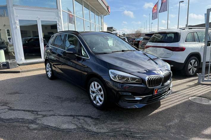 Blå BMW 225xe fra 2020