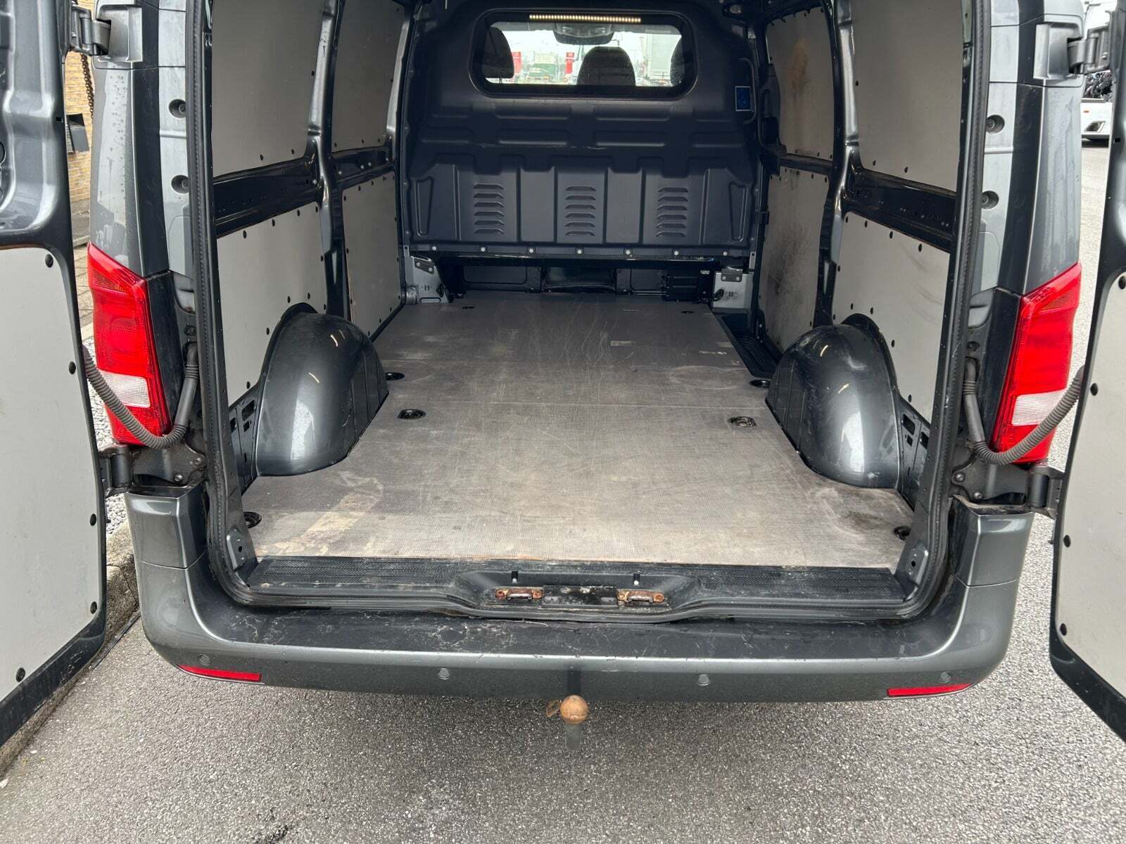 Grå Mercedes Vito 116 fra 2022
