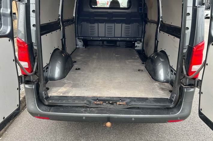 Grå Mercedes Vito 116 fra 2022