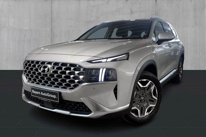 Sølv Hyundai Santa Fe fra 2023 set udefra