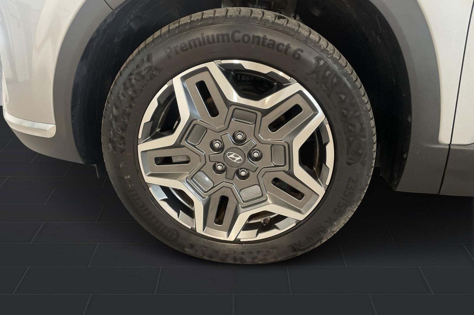 Sølv Hyundai Santa Fe fra 2023