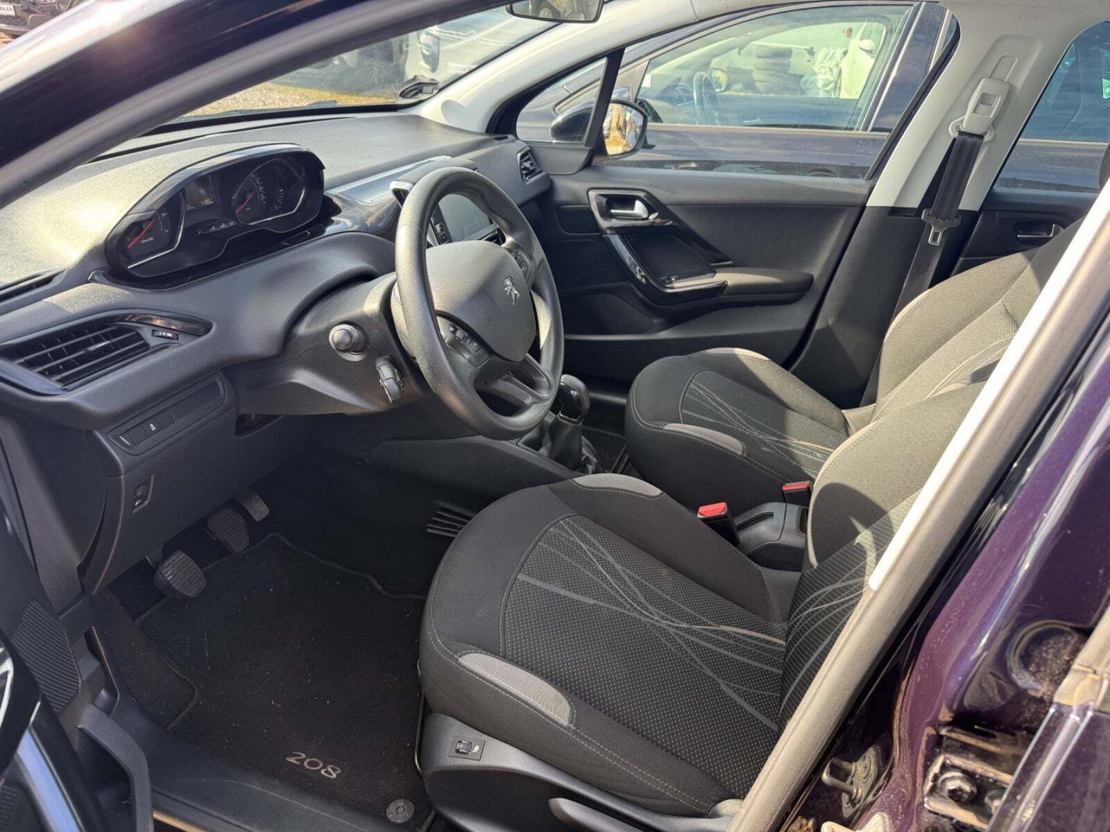 Blå Peugeot 208 fra 2014