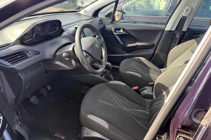 Blå Peugeot 208 fra 2014