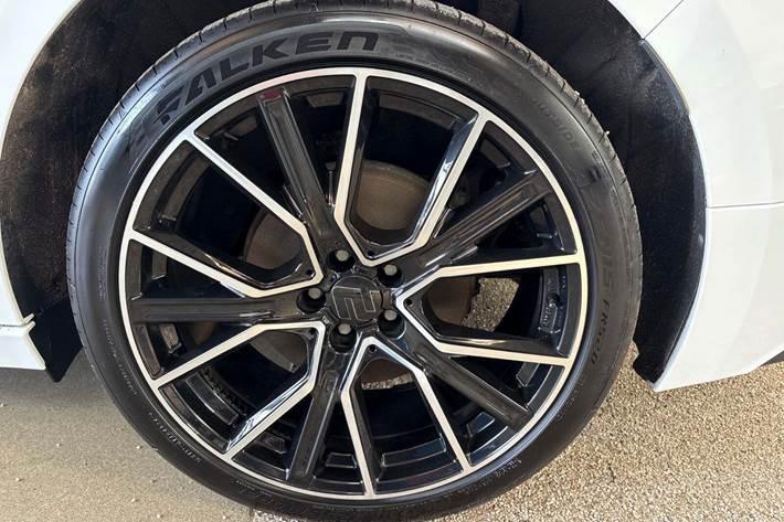 Hvid Skoda Enyaq fra 2022