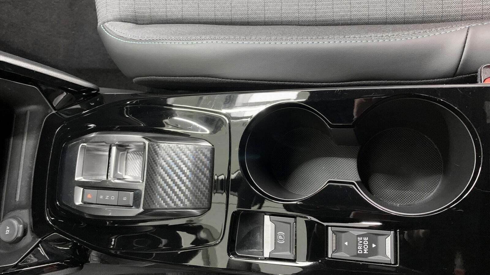 Sølv Peugeot e-2008 fra 2023