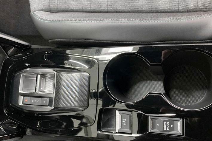 Sølv Peugeot e-2008 fra 2023