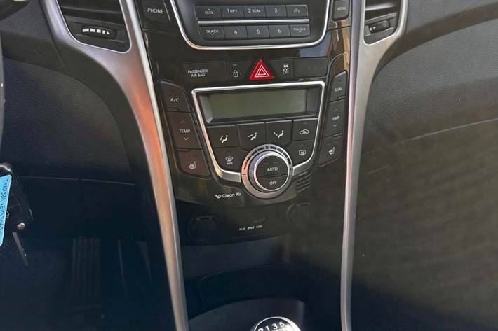 Grå Hyundai i30 fra 2013