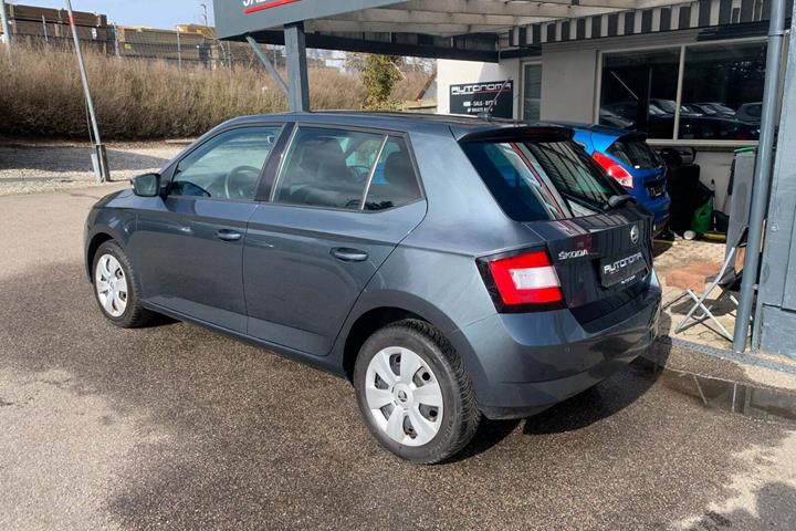 Grå Skoda Fabia fra 2018