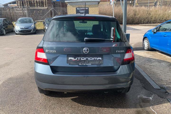 Grå Skoda Fabia fra 2018