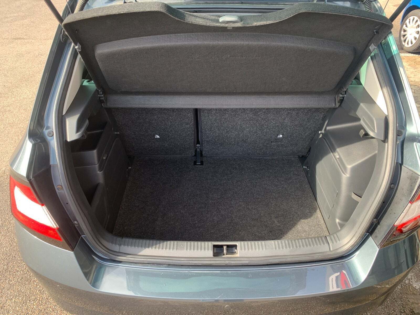 Grå Skoda Fabia fra 2018