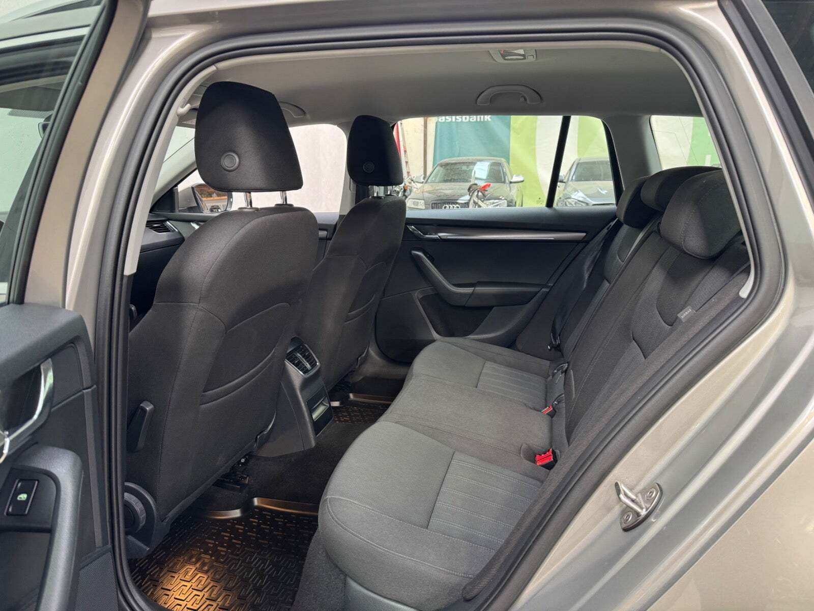 Orange Skoda Octavia fra 2018