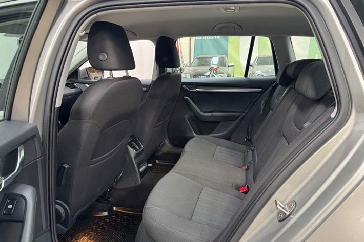 Orange Skoda Octavia fra 2018