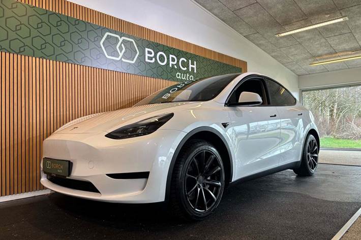 Hvid Tesla Model Y fra 2023 set udefra