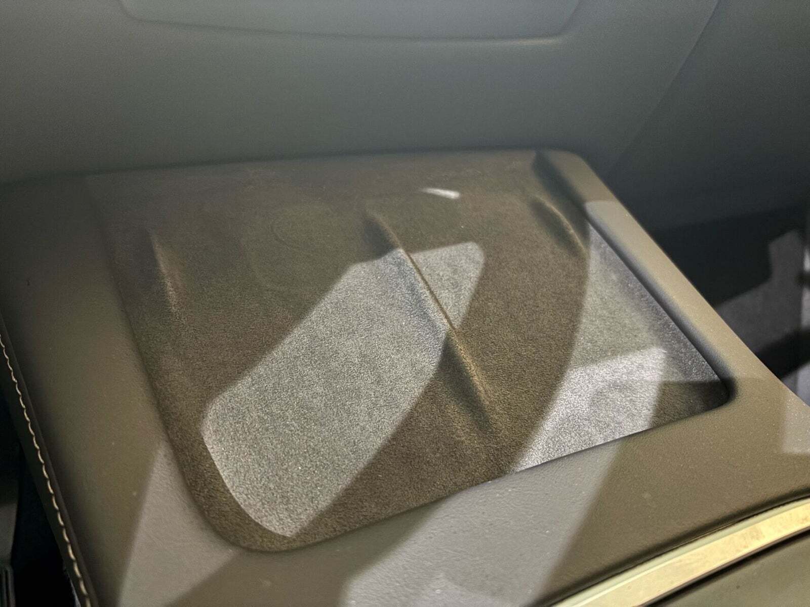 Hvid Tesla Model Y fra 2023