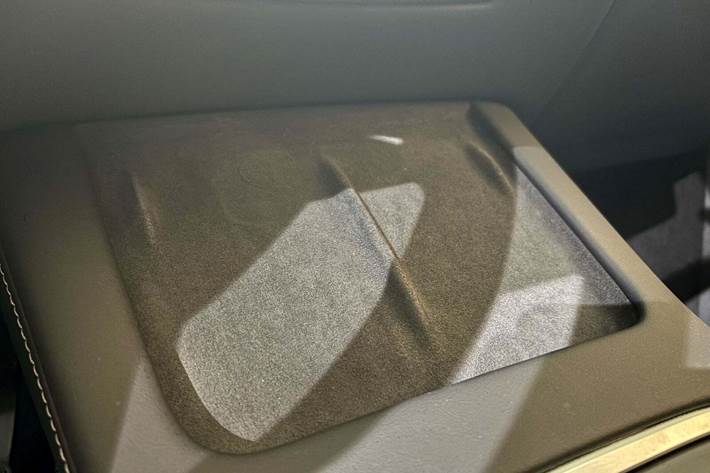 Hvid Tesla Model Y fra 2023