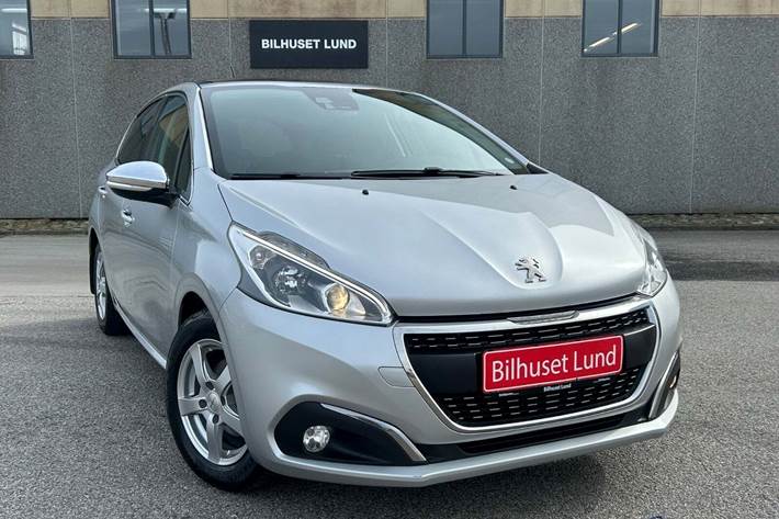 Sølv Peugeot 208 fra 2017 set udefra