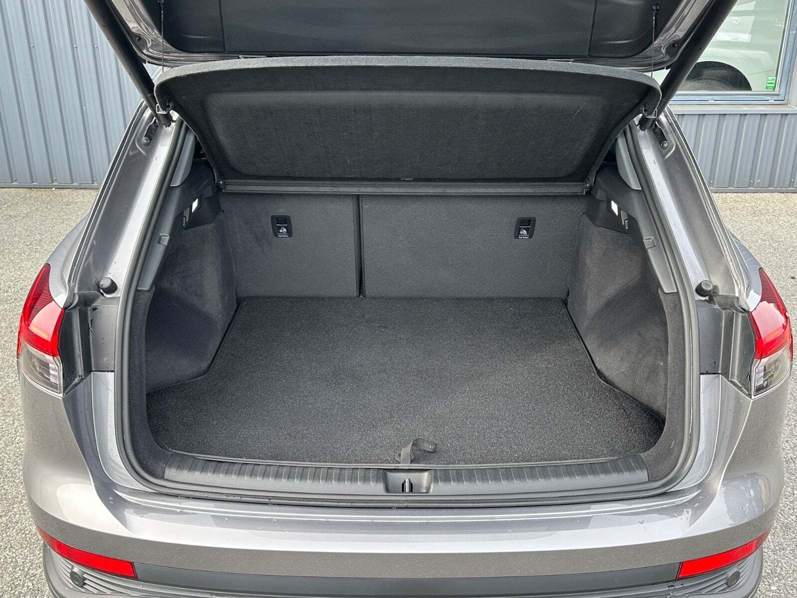 Grå Audi Q4 e-tron fra 2022