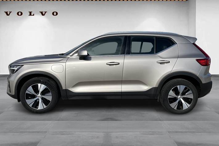Orange Volvo XC40 fra 2023